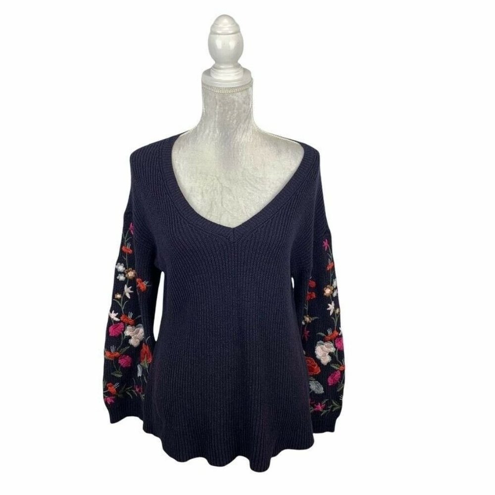 American Eagle Floral Embroidered Sweater M